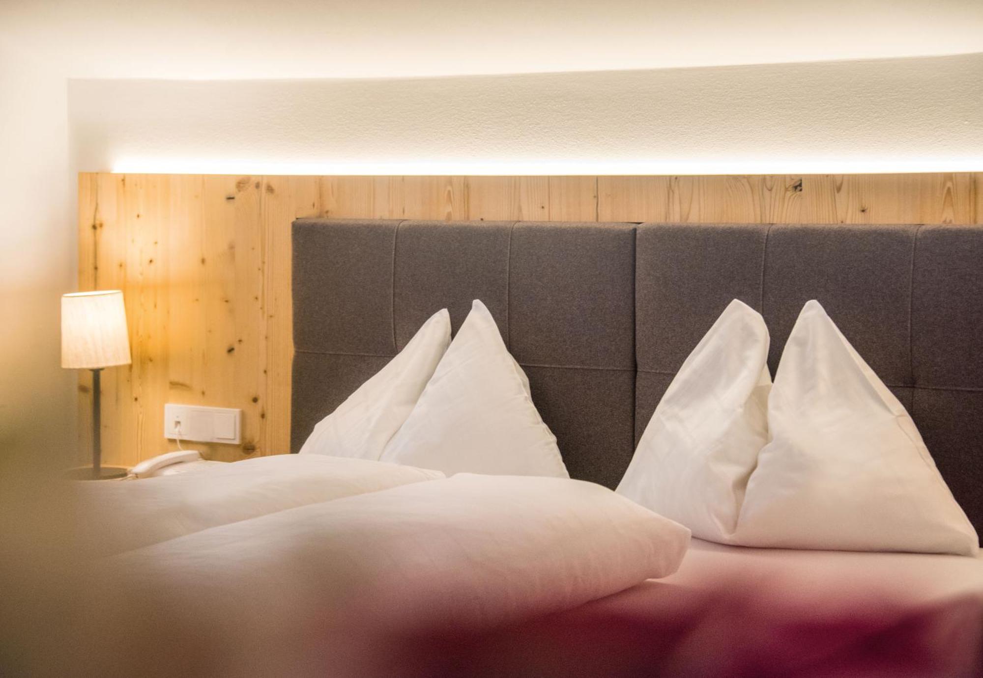 Hotel Fronza - Your Hike & Mountain Home Lutago Δωμάτιο φωτογραφία